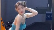 成都车展一车模大尺度表演多张高清照片流出！这是车展还是妞展车模坐车顶引围观